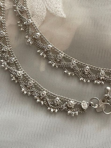 Silver Anklet Aesthetic, Pakistani Anklets, Silver Payal Design, Anklets Aesthetic, Antique Silver Anklet, Payal Silver, Silver Jewelry Indian, Payal Designs Silver, Anklets Silver