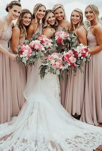 Beautiful Ideas Bridesmaids Photos ★ See more: https://www.weddingforward.com/bridesmaids-photos/10 Wedding Photography Bridal Party, Bridesmaid Pictures, Wedding Portrait Poses, Wedding Picture Poses, Dresses Beautiful, Bridesmaids Photos, Wedding Photography Styles, Bridal Party Photos, Wedding Party Photos