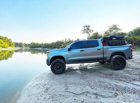 2021 Chevy Silverado Off-road truck build. 4 inch lift, 35 inch mud tires and an overland-style bed rack. Find more lifted Chevy truck builds and modification projects on our site! #chevy #liftedtruck Chevy Overland Truck, Chevy Silverado Overland Truck, Overland Silverado, Silverado Overland, Silverado Overland Build, Chevy Trail Boss On 35s, Lifted Chevy Silverado, Chevy Silverado 1500 Trail Boss, Chevy Colorado Lifted