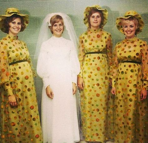 15+ Hilarious Vintage Bridesmaid Dresses That Didn't Stand The Test Of Time | DeMilked Bad Bridesmaid Dresses, Worst Wedding Photos, Ugly Bridesmaid Dresses, Funny Wedding Pictures, Wedding Fail, Vintage Bridesmaid Dresses, Vintage Bridesmaids, Vintage Wedding Photos, Wedding Gowns Vintage