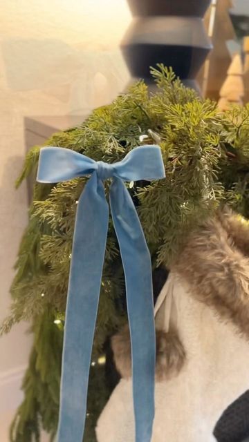 Paola on Instagram: "🎄How to tie the perfect bow with one-sided velvet ribbon✨ ✨I know it seems a little difficult but practice makes perfect 🫶🏼✨ . Blue ribbon @shopblancbox . . ✨Christmas decor ideas, diy Christmas decor 🎄For more Christmas inspiration and home decor ideas follow my shop @mywellihousedecor on the @shop.LTK app to shop this post and get my exclusive app-only content! @shop.ltk @ltk.home #LTKhome #kingofchristmas https://liketk.it/3PHCR #cljsquad #betterhomesandgardens #b Blue Ribbon Christmas Decor, Velvet Bows On Christmas Tree, Decor Natal, Blue Christmas Decor, Diy Christmas Decor, How To Tie Ribbon, Perfect Bow, Christmas Tree Bows, Practice Makes Perfect