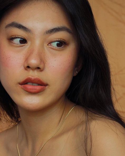 Haley Kim 헤일리 no Instagram: “⁣ ☀️Sun-kissed makeup look is my go-to look for summer!⁣ ⁣ Coloured products used:⁣ ☀️Blush: @fentybeauty cheeks out freestyle cream blush in…” Haley Kim, Filipino Makeup, Sunkissed Makeup, Sweet Makeup, Morning Makeup, Peach Makeup, Natural Blush, Wedding Day Makeup, Honey Hair