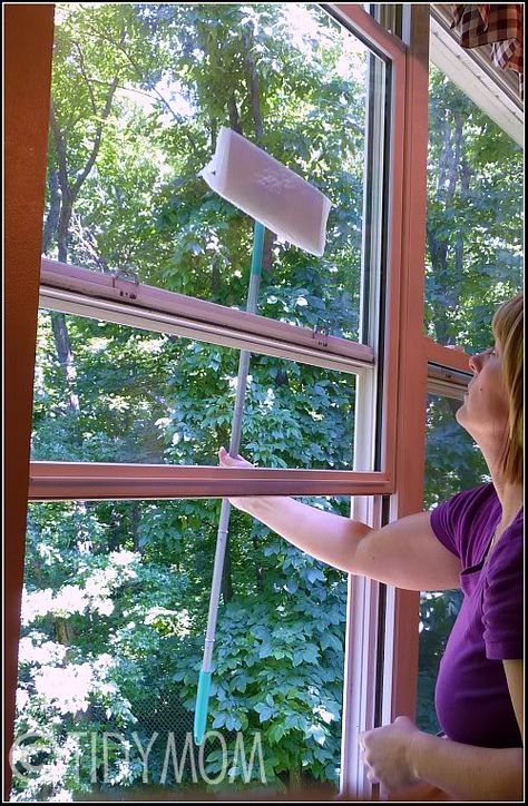 Easy Window Cleaning Tip at TidyMom.net. I would use the swiffer from the outside because of the screens. This will keep me from having to haul out the ladder. Window Cleaning Tips, Deep Cleaning Tips, Window Cleaning, Household Cleaning Tips, Diy Cleaners, Cleaning Recipes, Simple Life Hacks, Cleaners Homemade, House Cleaning