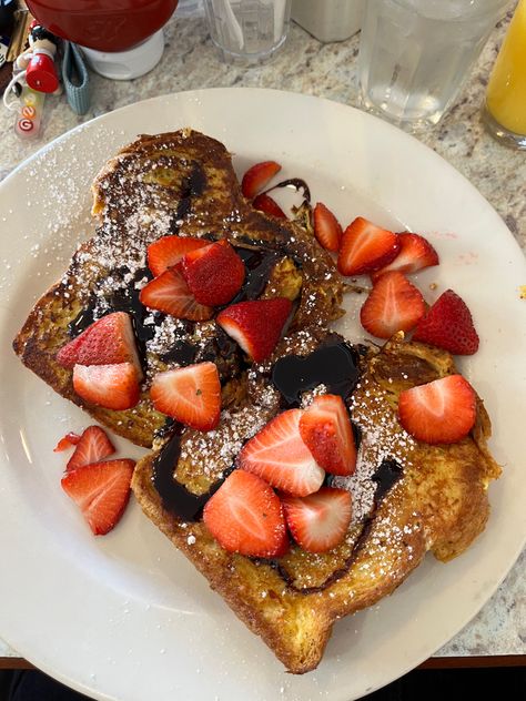 French Toast With Nutella, French Toast Aesthetic, French Toast With Strawberries, Toast With Strawberries, Breakfast French Toast, Nutella Bread, Strawberry Nutella, Nutella French Toast, Strawberry Bread