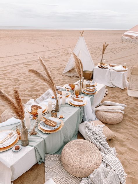 Picnic Business Ideas, Luxury Picnic Business, Picnic For 2, Boho Beach Picnic, Beach Picnic Ideas, Luxe Picnic, Fancy Picnic, Beach Picnic Party, Pop Up Picnic