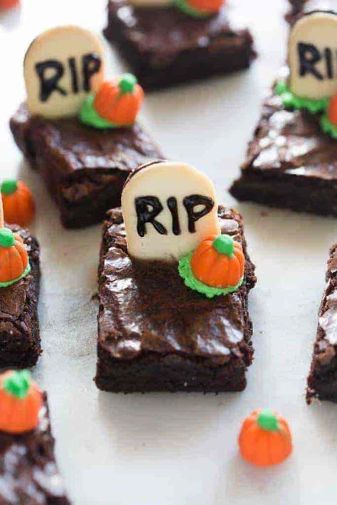 Creepy Halloween Desserts, Halloween Smink, Spooky Halloween Desserts, Graveyard Halloween, Halloween Brownies, Postres Halloween, Spooky Halloween Food, Recetas Halloween, Dessert Halloween