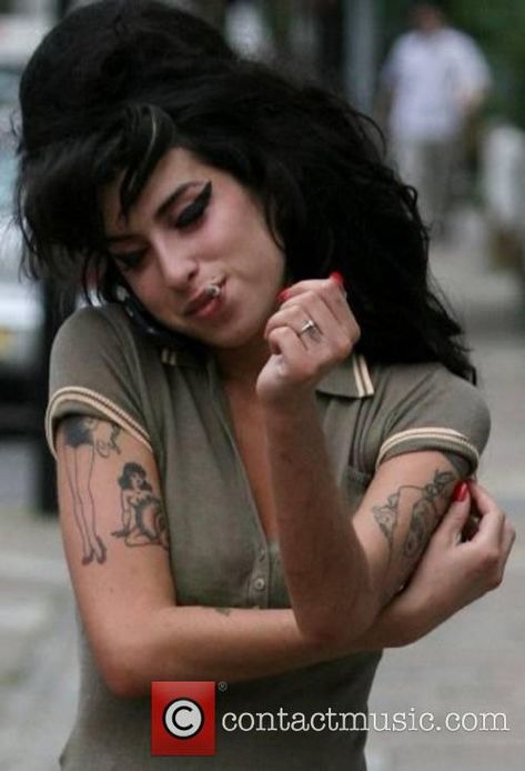 Amy Winehouse Friday 25th May 2007 Amy Winehouse wearing her wedding ring despite recently complaining it was too smalll! London,... Amy Winehouse Style, Amy W, Amazing Amy, Norah Jones, I'm With The Band, Amy Winehouse, Last Fm, Jolie Photo, Iconic Women