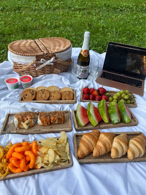 #picnic #aesthetic Backyard Picnic Ideas Simple, Lake Picnic Ideas, Simple Fruit Board, Picnic Bday Party Ideas Simple, Picnicking Ideas Food, Senior Picnic Ideas, Picnic Snack Ideas Simple, Picnic Kids Ideas, Picnic Food Ideas Aesthetic Junk Food