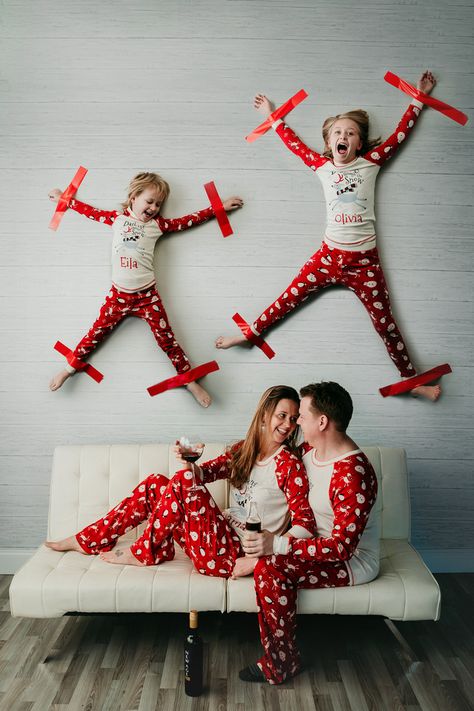 Funny Photoshoot, Fun Christmas Photos, Family Christmas Pictures Outfits, Funny Christmas Photos, Christmas Couple Pictures, Photoshoot Christmas, Christmas Pictures Outfits, Funny Family Photos, Christmas Family Photoshoot