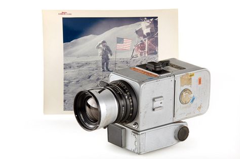 The Hassy Used On Moon Landing Was Just Sold For $758,489 Space Camera, Fotocamere Vintage, Apollo Space Program, Expensive Camera, Vintage Nasa, Apollo Missions, Moon Missions, A Million Dollars, Old Cameras