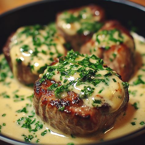 Steak with Garlic Cream Sauce : Rich and Easy to make recipe