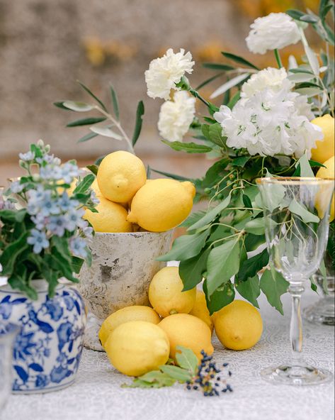 This Italian wedding inspiration shows why we love lemon decor... Amalfi Coast Theme Party Wedding Table Decor, Italian Themed Flower Arrangements, Orange And Lemon Wedding Theme, Italian Wedding Lemon Decor, Wedding Decor Italian Style, Wedding Decorations Italian Style, Italian Wedding Sweetheart Table, Amalfi Style Wedding, Wedding In Sicily Italy