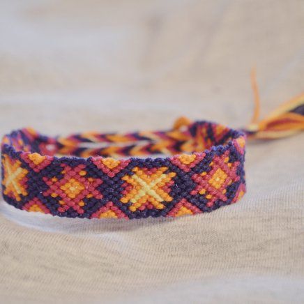 Friendship Bracelet Simple Pattern, Friendship Bracelets Twist, Howls Moving Castle Friendship Bracelet, Ombre Bracelet Pattern, Four Color Bracelet Pattern, Friendship Bracelets Normal Pattern, Braceletbook Patterns, Embroidery Thread Bracelets, Friendship Bracelets Patterns