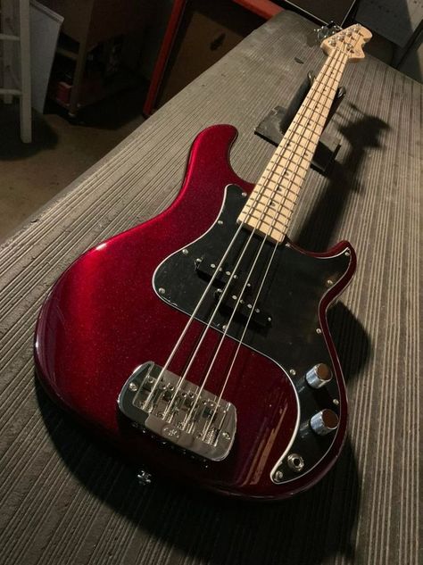 Red Black Electric Guitar, Bass Guitar Pictures, Dark Red Bass Guitar, Black And Red Electric Guitar, Red Bass Aesthetic, Black And Red Guitar, Cool Bass Guitars, Basses Guitar, Red Bass Guitar