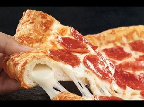 Stuffed crust triple cheese pizza from Pizza Hut this is so good Pretzel Crust Pizza, Pretzel Pizza, Pizza Hut Restaurant, Restaurant Recipes Famous, Cheese Crust Pizza, Stuffed Crust, Cheesecake Factory Recipes, Unique Pizza, Four A Pizza