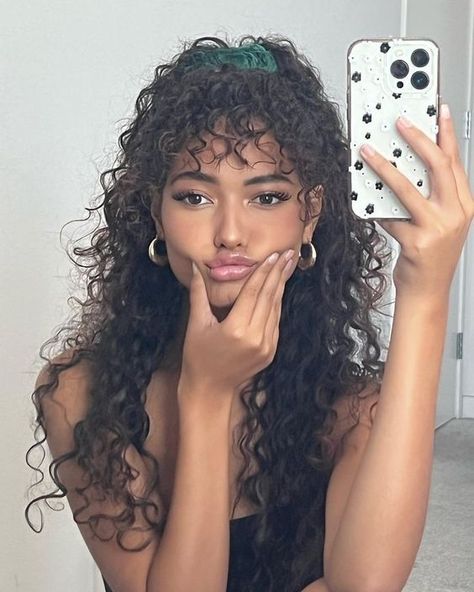 - Check more at https://howcandothis.com/womenstyle/88263/ 3b Curly Hair Bangs, Curly Hairstyles Bangs, Curly Hair Latina, Pawsitive Vibes, Curly Hair Care Routine, Curly Hair Photos, Curl Hair, Curly Hair Styles Easy, Haircuts For Curly Hair