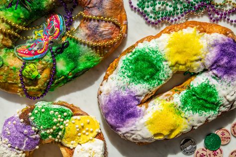 We Tried Five King Cakes for Mardi Gras and This Was the Best One Kings Cake Recipe, Kings Cake, King Cakes, King Cake Recipe, Mardi Gras King Cake, Easter Bunny Cake, Caramel Crunch, Strawberry Cream Cheese, Bunny Cake