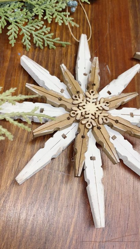 Clothespin Snowflake, Christmas Wood Crafts, Holiday Crafts Christmas, Christmas Ornaments Homemade, Christmas Ornament Crafts, Christmas Crafts Decorations, Shoe Lace, Christmas Wood, Christmas Deco