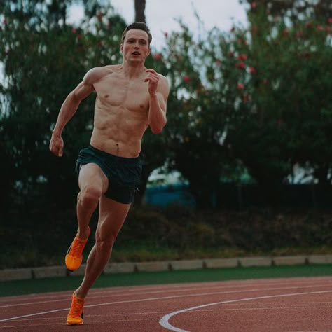 Karsten Warholm on Instagram: "Indoor-season loading⏳ 📸 @havard_andre / @daniellaskinnes" Track And Field Athlete Male, Male Runner, Gesture Drawing Reference, Partner Tattoos, Bike Lift, To Be A Doctor, Distance Runner, Poses For Drawing, Be A Doctor