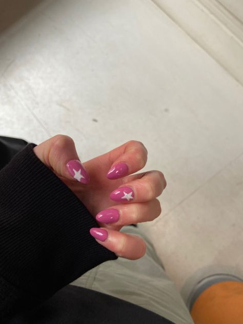 Winter Nails Trends, One Star Nails, Pink Nails With White Stars, Star Pink Nails, Simple Design Nail Art, Short Nails Pink Design, Pink Nails Stars, Pink Star Nails Acrylic, Star Nails Pink