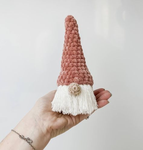 Crochet Christmas Gnome - Free Crochet Pattern Crochet Reversible Octopus, Crochet Christmas Gnome, Crochet Pear, Crochet Gnomes Pattern Free, Crochet Reversible, Crochet Craft Fair, Reversible Octopus, Beginner Crochet Projects, Gnome Patterns