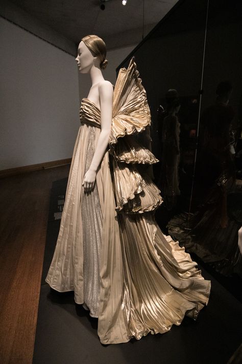 Architectural Inspired Fashion, Zac Posen Wedding Dress, Heaven Clothes, Gold Evening Gown, Roberto Capucci, Met Gala Outfits, Heavenly Bodies, History Fashion, Body Dress