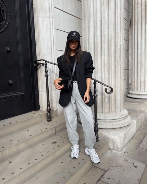 All Posts • Instagram Dad Shoes Outfit, Black Blazer Outfit, Sport Trousers, Dad Shoe, Outfits Primavera, Winter Outfits Warm, Outfit Styles, Outfit Primavera, Posh Style