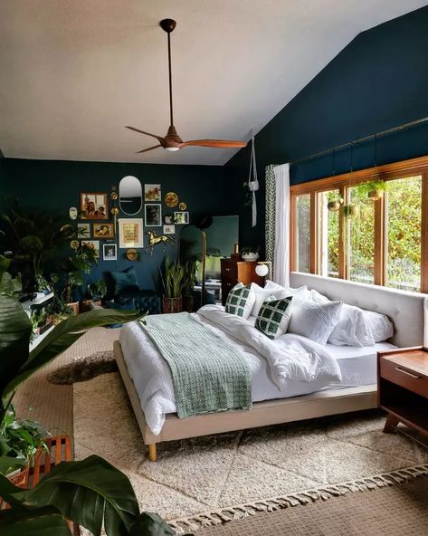 Dark Blue Wall Bedroom Ideas, Dark Blue Master Bedrooms Decor, Blue Green Rooms, Blue Green Bedrooms, Dark Green Rooms, Green Room Decor, Dark Blue Bedrooms, Dark Green Walls, White Bed Frame