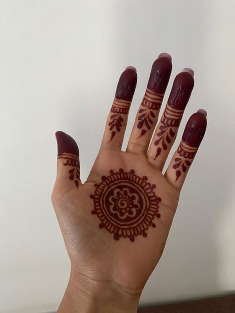 Mehendi Ideas Palm, Difficult Mehendi Designs, Super Easy Mehndi Designs, Mehindi Desgin Simple Aesthetic, Mehndi Ke Design Simple, Mehandi Designs Minimal, Small Mehendi Designs Simple, Mehedi Degins Simple Aesthetic Easy, Simple Small Mehandi Design