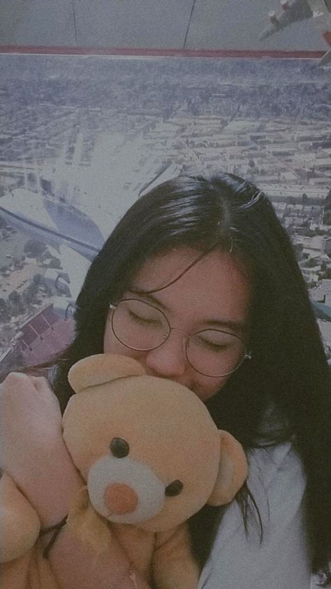 Selfie Pose With Teddy Bear, With Teddy Bear Photography, Poses With Teddy Bear, Cute Photo Poses, Aesthetic Story, Fotos Aesthetic, Bear Photos, Random Pict, Snapchat Picture