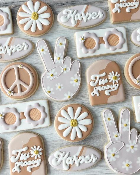 Cookies 2 • Instagram Groovy Cookies Decorated, Groovy Cupcakes, Groovy Cookies, Cookie Making, Royal Iced Cookies, Groovy Birthday, Classy Makeup, 70s Party, Frame Ideas