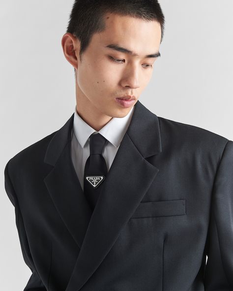 Prada Tie, Tie Outfits Men, Black Men Suits, Prada Runway, Tie Outfit, Grad Outfits, Stylish Mens Suits, Mens Travel, Tie Men