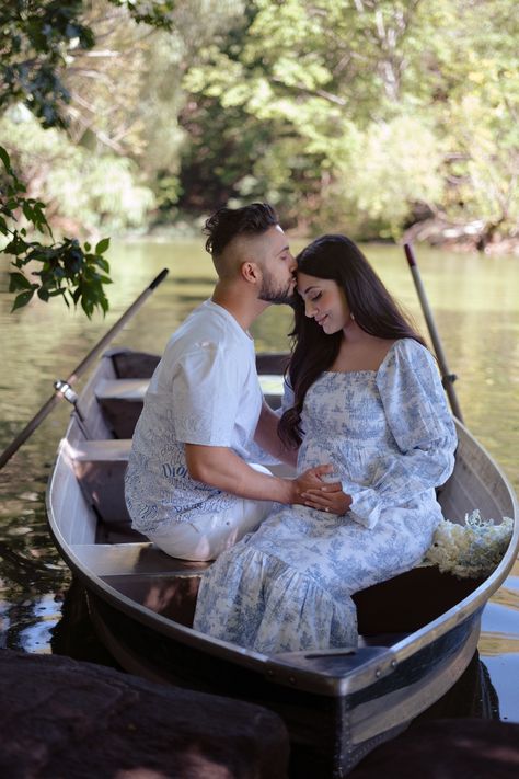 Beautiful and dreamy maternity photos on the boats in Central Park, NYC, 2022. Taken by Sarah J Cabrera photography based in New York. #Maternity #dreamymaternity #nyc #nycphotographer #Centralparkphotos #Fujifilm #Canonr6 Maternity Boat Pictures, Canoe Maternity Pictures, July Maternity Photography, Castle Maternity Shoot, Boat Maternity Photos, Boat Pregnancy Announcement, Nyc Maternity Shoot, Garden Maternity Photoshoot, Park Maternity Photoshoot