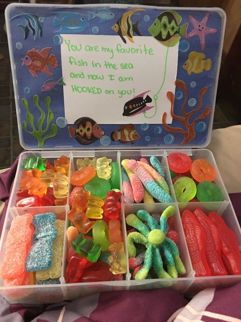 Gummies box, gift for my boyfriend. Fish/ocean themed. Pinterest Valentines, Ge Bort, Cute Birthday Gift, Boyfriend Diy, Gifts For Boyfriend, My Funny Valentine, Tackle Box, Diy Gifts For Boyfriend