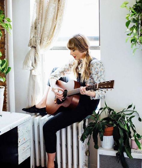 Taylor Swift Casual Outfits, Brianna Lance, Taylor Swift Casual, Guitar Aesthetic, Music Wallpapers, Acoustic Design, Guitar Girl, Interesting People, Vintage Rock