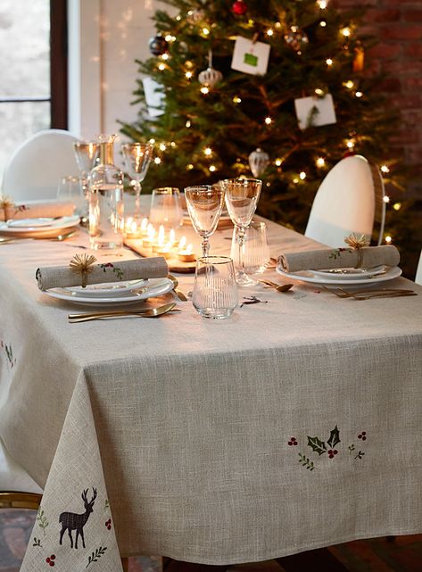 Christmas Tablecloth Ideas, Black Tablecloths, Round Tablecloths, Black Tablecloth, Christmas Tablecloth, Golden Thread, Celebrate Good Times, Christmas Runner, Easy Christmas Decorations