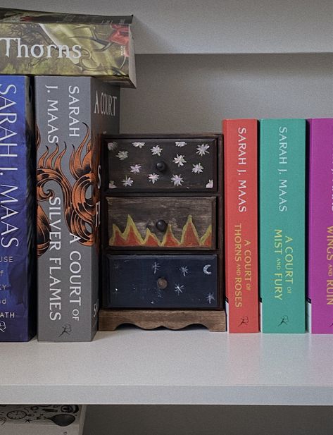 Acotar Shelf, Velaris Book Nook, Bookish Diy Ideas, Diy Bookish Decor, Sjm Bookshelf, Diy Bookish Crafts, Acotar Bookshelf Decor, Acotar Book Nook, Fantasy Bookshelf Decor