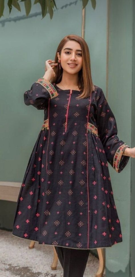 Simple Pakistani Dresses Casual, Short Frocks For Women, Frock Designs For Women, Pakistani Women Dresses, Simple Frock Design, Latest Dress Design, Womens Trendy Dresses, Stylish Short Dresses, Stylish Maternity Outfits