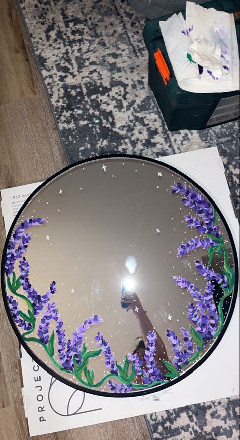 Painted Mirror Aesthetic, Mirror Frame Painting Ideas, Mirror Painting Aesthetic, Paint A Mirror Frame, Paint A Mirror, Mirror Painting Ideas, Spiegel Diy, Decorated Mirror, Mirror Drawings