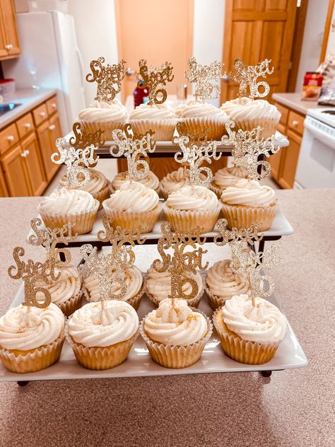 Sweet Sixteen Pajama Party, Sweet 16 Dessert Ideas, Sweet 16 White And Gold Theme, Sweet Sixteen Cupcakes Ideas, Big 16 Birthday Party Ideas, Fall Themed Sweet 16 Party Ideas, Rustic Sweet 16 Decorations, Sweet 16 Cupcake Ideas, Small Sweet 16