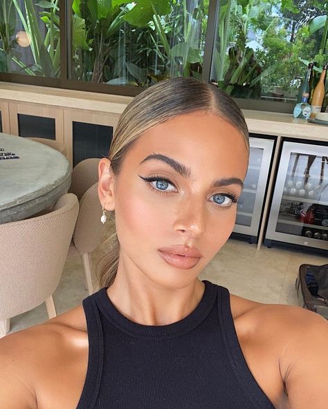 Hailey Bieber Fall Makeup, Haily Biber Make Up Looks, Eyelash Extension Almond Eyes, Hailey Bieber Coachella Makeup, Black Tie Makeup, Makeup Looks Blue Eyes, Hailey Bieber Met Gala Makeup, Makeup Wings, Aveda Makeup