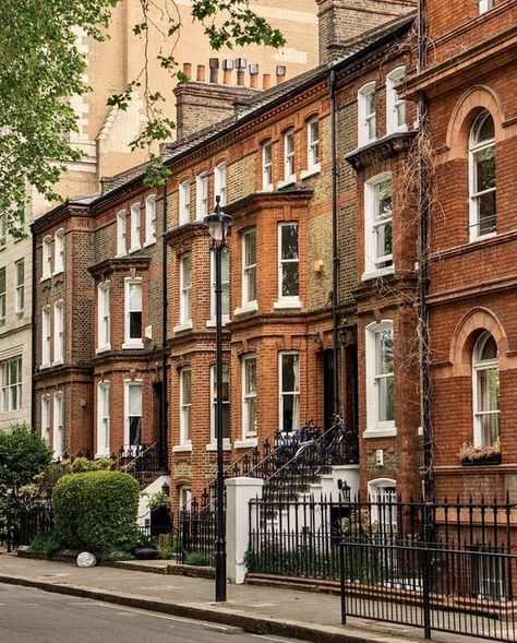 Victorian Homes London, London Apartments Exterior, Brick Houses Aesthetic, London Apartment Aesthetic Exterior, English Flat London, Red Brick Townhouse, 1800 London Aesthetic, London Houses Aesthetic, London Flat Exterior