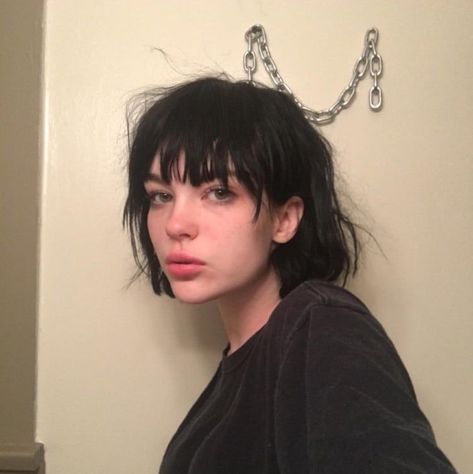 𝒈𝒘𝒆𝒏 & 𝒄𝒐𝒖𝒓𝒕𝒏𝒆𝒚 Black Hair And Bangs, Black Hair Bangs, Short Grunge Hair, Short Black Hairstyles, Short Hair With Bangs, Cut My Hair, Grunge Hair, Dream Hair, Green Hair