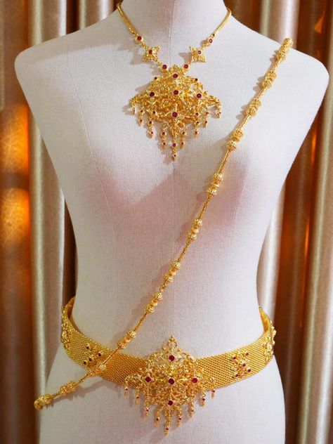 Thai Jewelry Traditional, Cambodian Jewelry, Thai Jewelry, Wedding Flower Jewelry, Thai Costume, Geometric Pattern Art, Beautiful Gold Necklaces, Headpiece Jewelry, Pearl Hair Clip