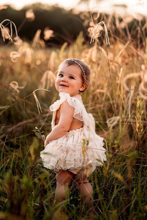 1st Birthday Photoshoot Cake Smash, Boho 1st Birthday Pictures, First Birthday Girl Photoshooting Ideas, Baby Girl First Birthday Photoshooting, Toddler Photo Shoot Ideas, 1st Birthday Picture Ideas, First Birthday Picture Ideas, 1st Birthday Photo Shoot Ideas, First Birthday Photo Shoot Ideas