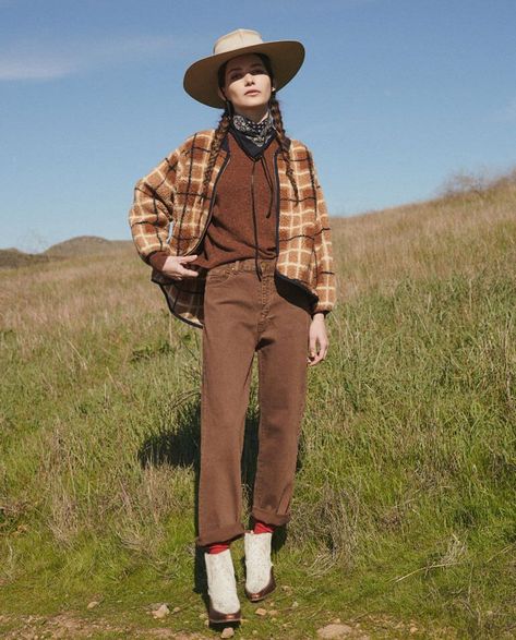 Women Ranch Outfits, Western Vintage Aesthetic, Western Winter Fashion, Winter Fashion For Women, Western Winter, Farm Clothes, The Great, Classic Americana, Cowboy Outfits