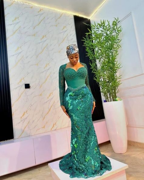 Exclusive and Best Pictures of Asoebi Styles. Basic Blouse Designs, Asoebi Lace Styles, Lace Styles For Wedding, Aso Ebi Lace Styles, African Party Dresses, Modest Dresses Fashion, African Prom Dresses, Lace Gown Styles, Ankara Gown Styles