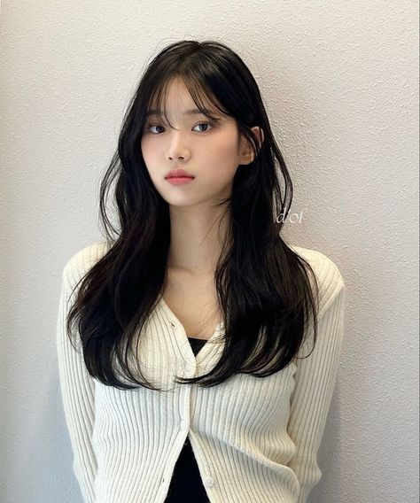 Korean Haircut Long, Korean Long Hair, Haircut For Big Forehead, Asian Haircut, Hair Style Korea, Hair Inspiration Long, Haircut Inspo, Bangs With Medium Hair, Hairstyles For Layered Hair