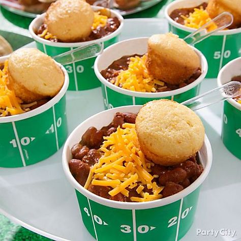 When it comes to delicious football party food, chili is a no-brainer. Whip up a batch of your favorite chili (here’s our current fave) and serve in bowls printed with football field-zone numbers. Top with cheese and bite-sized cornbread baked in a mini muffin pan. Chili Corn Bread, Easy Football Party Food, Football Party Food Ideas, Football Party Foods, Bowl Party Food, Football Snacks, Football Birthday Party, Football Tailgate, Football Party Food