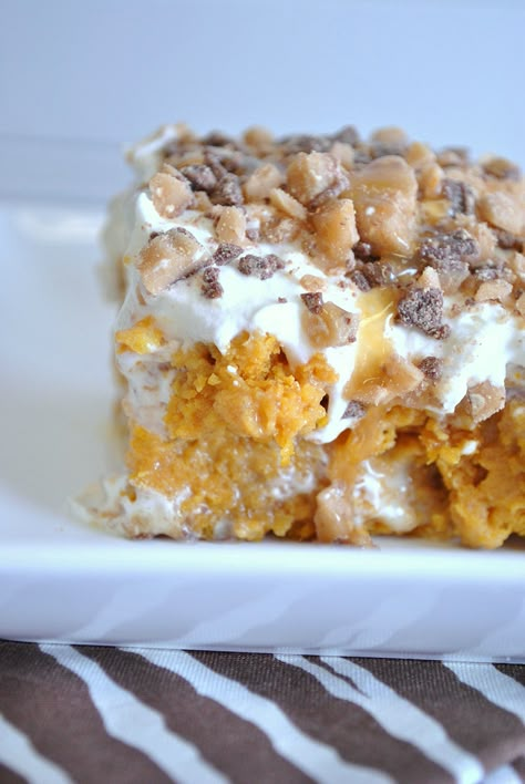 Better Than... Pumpkin Poke Cake..has three of my favorite ingredients (pumpkin, caramel, and heathbar).  Definitely trying this for fall!!! Can Pumpkin Puree, Caramel Sundae, Pumpkin Poke Cake, Can Pumpkin, Poke Cakes, A Piece Of Cake, Dump Cake, Yellow Cake, Pumpkin Dessert